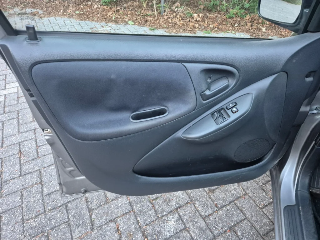 Toyota Yaris 1.3 — foto 12