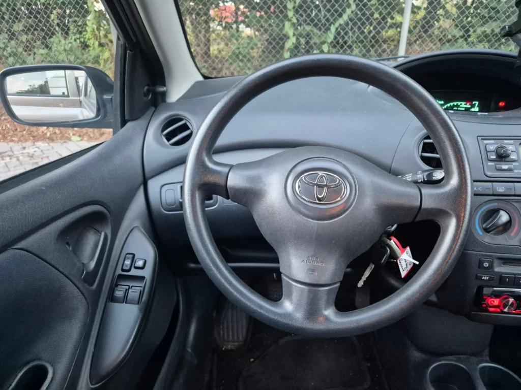 Toyota Yaris 1.3 — foto 14