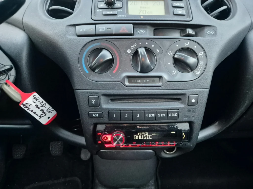 Toyota Yaris 1.3 — foto 15