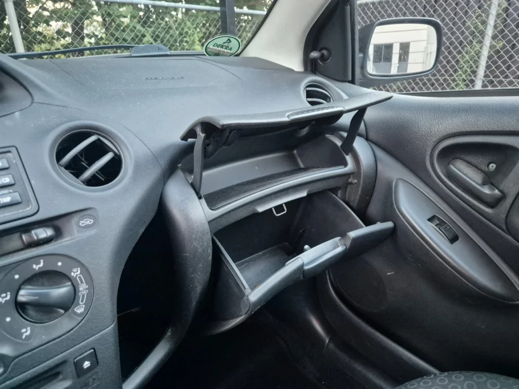 Toyota Yaris 1.3 — foto 18