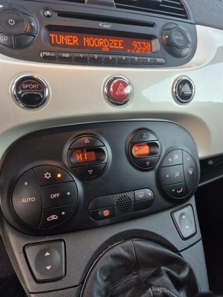 Autodashboard met radio en airco-instellingen