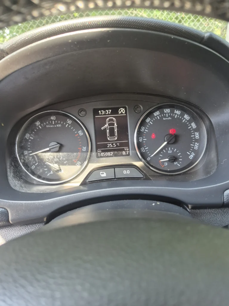 Dashboard met snelheidsmeter, brandstofmeter en digitale display.