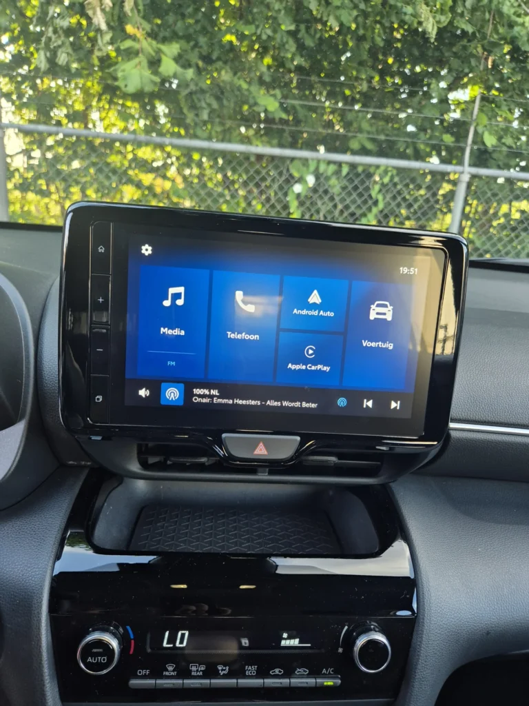 Dashboard met een touchscreen infotainmentsysteem in een auto.