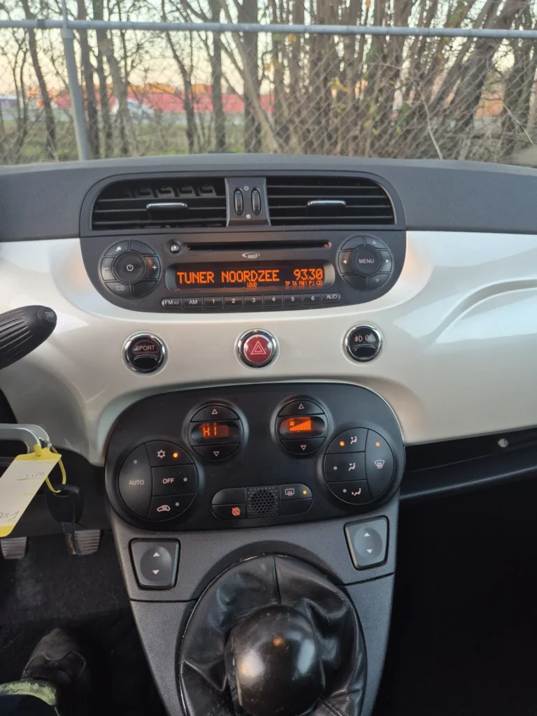 Dashboard met radio en klimaatregeling in een auto