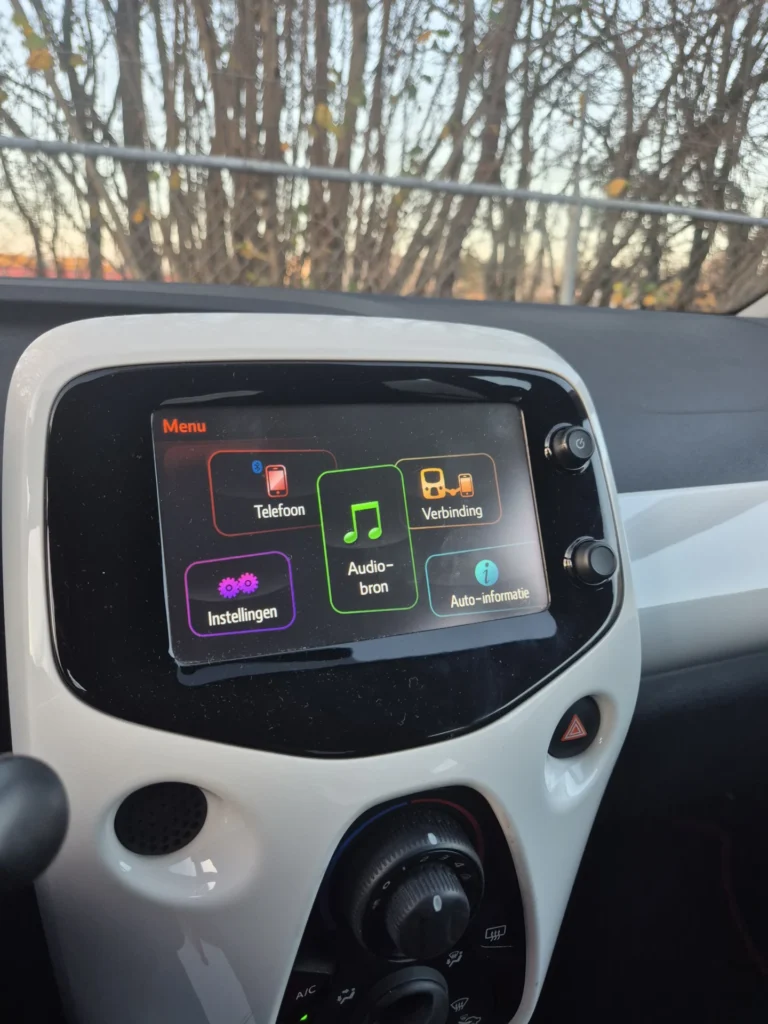 Dashboard met touchscreen en knoppen in een auto