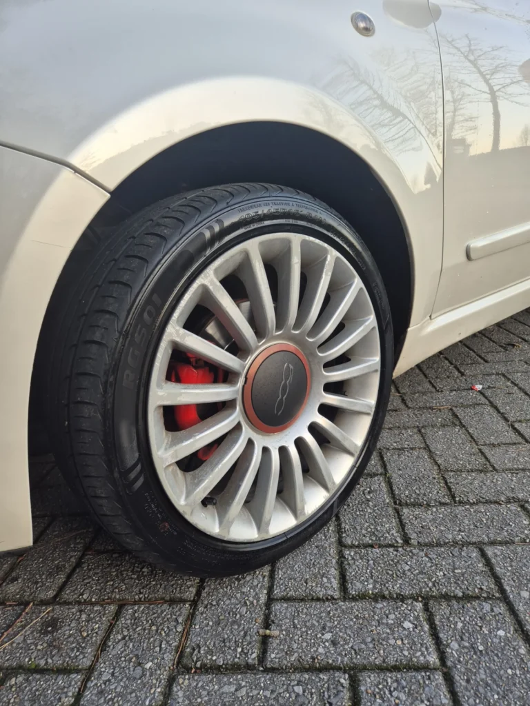 Een auto met een wiel dat gebogen lijkt te zijn.