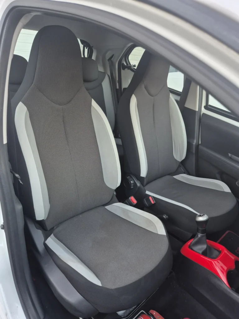 Twee autostoelen met zwart en grijs bekleding