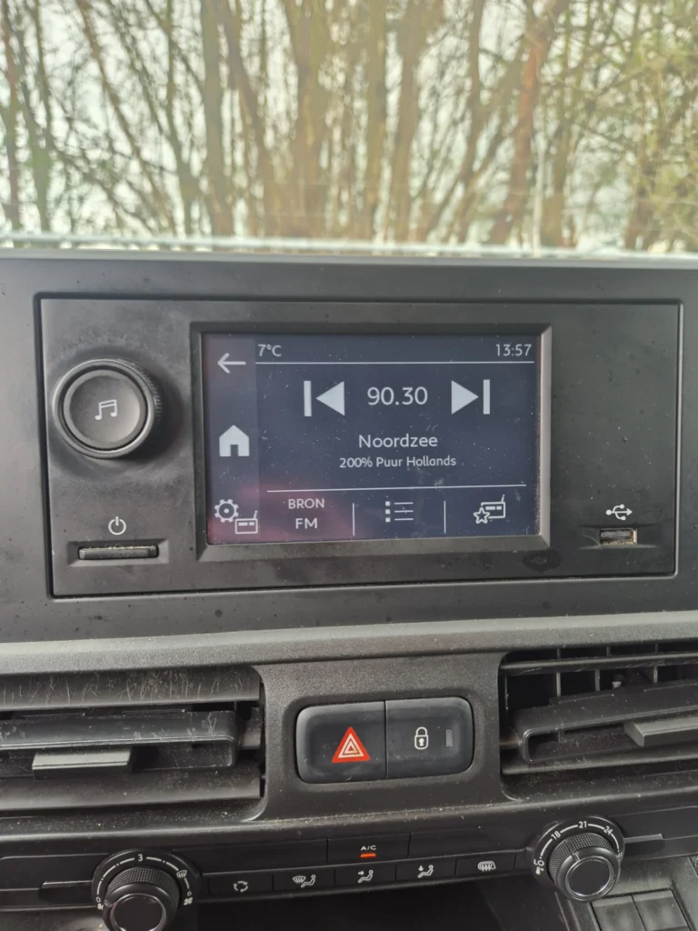 Autoradio met display dat FM-zender toont