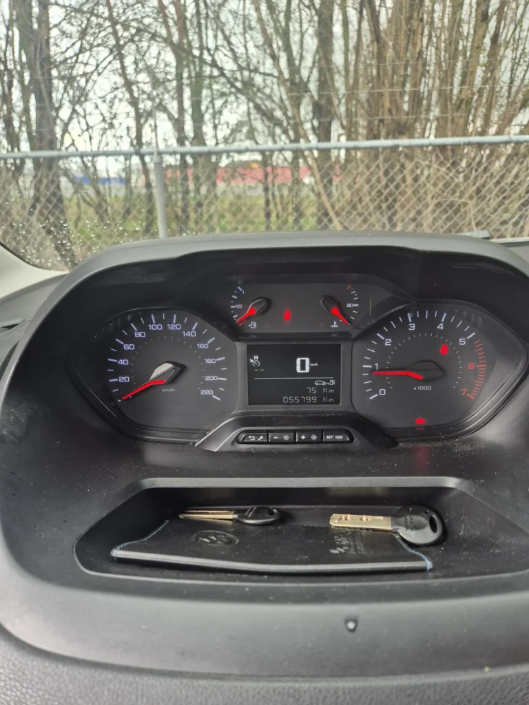 Dashboard met snelheidsmeter, brandstofmeter en autosleutel