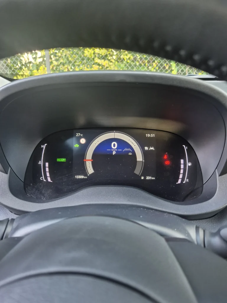 Dashboard met snelheidsmeter en batterij-indicator van een elektrische auto.