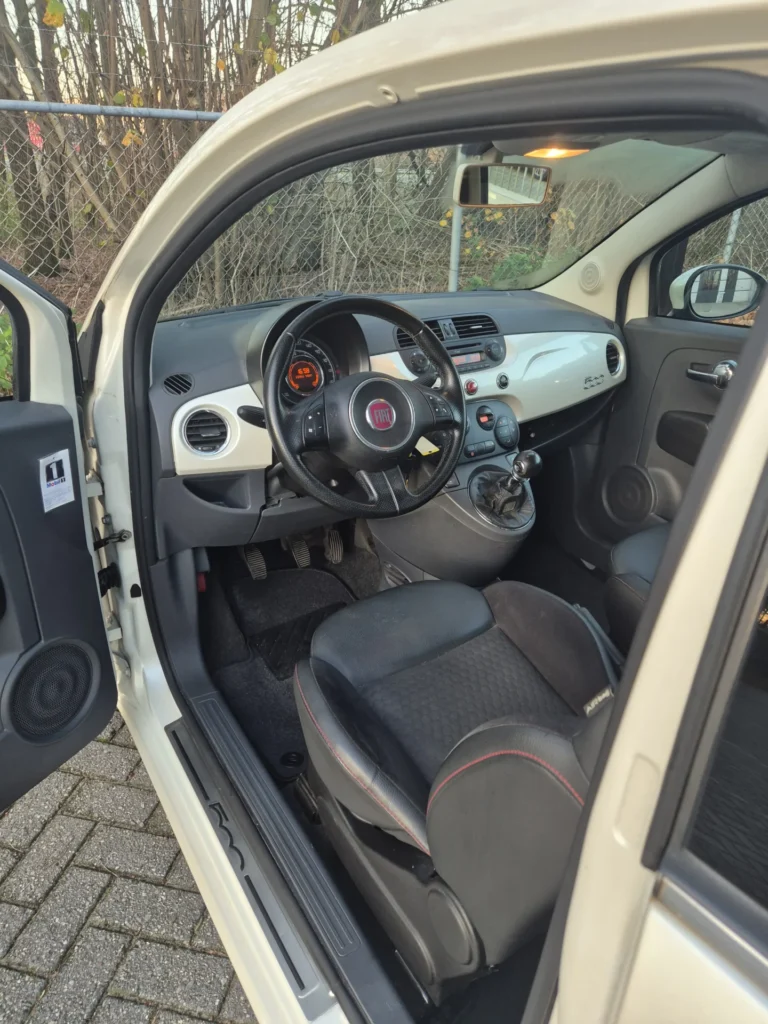 Interieur van een auto met stuur en stoelen