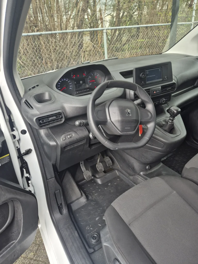 Stuurwiel en dashboard van een bestelwagen.